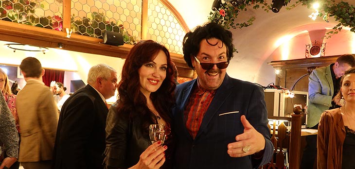 Sängerin Viktoria Lein, André Harrtmann als Rudolh Moshammer Double) beim Pre-Opening Abend im Roy im Hackerhaus (©Foto: Martin Schmitz)